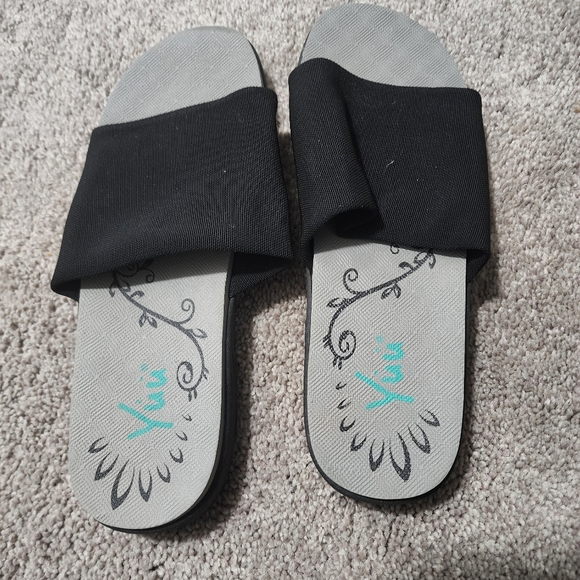 Yuu Sandals - Picture 1 of 3